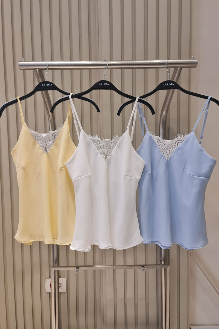 Blusa de Crepe com Decote em Renda 3 Cores