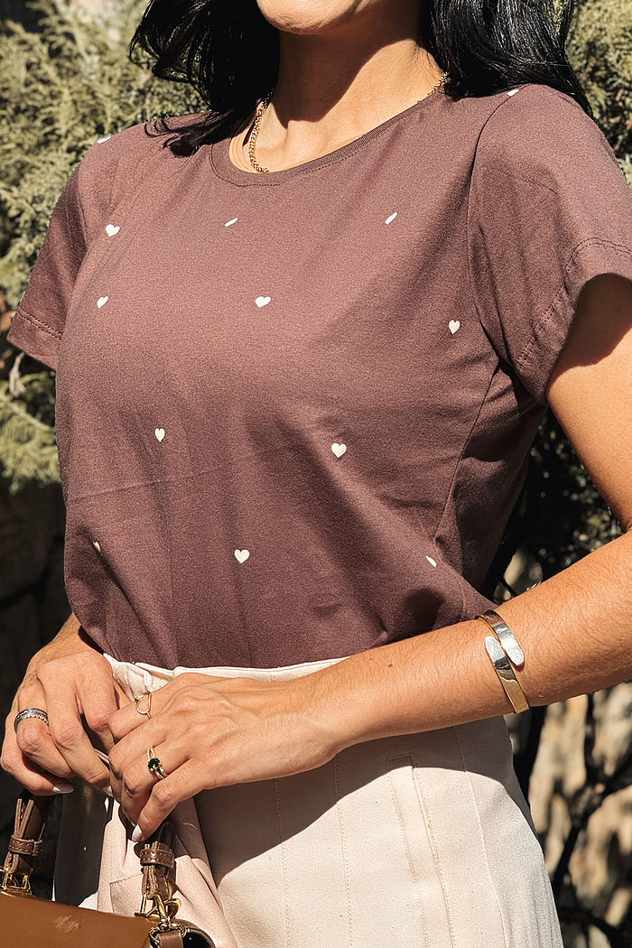 T-Shirt Corações pequenos poá - Café