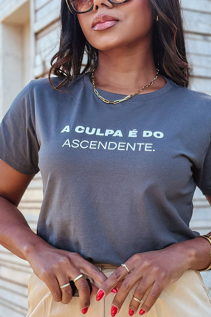 T-Shirt A culpa é do ascendente AR - Chumbo