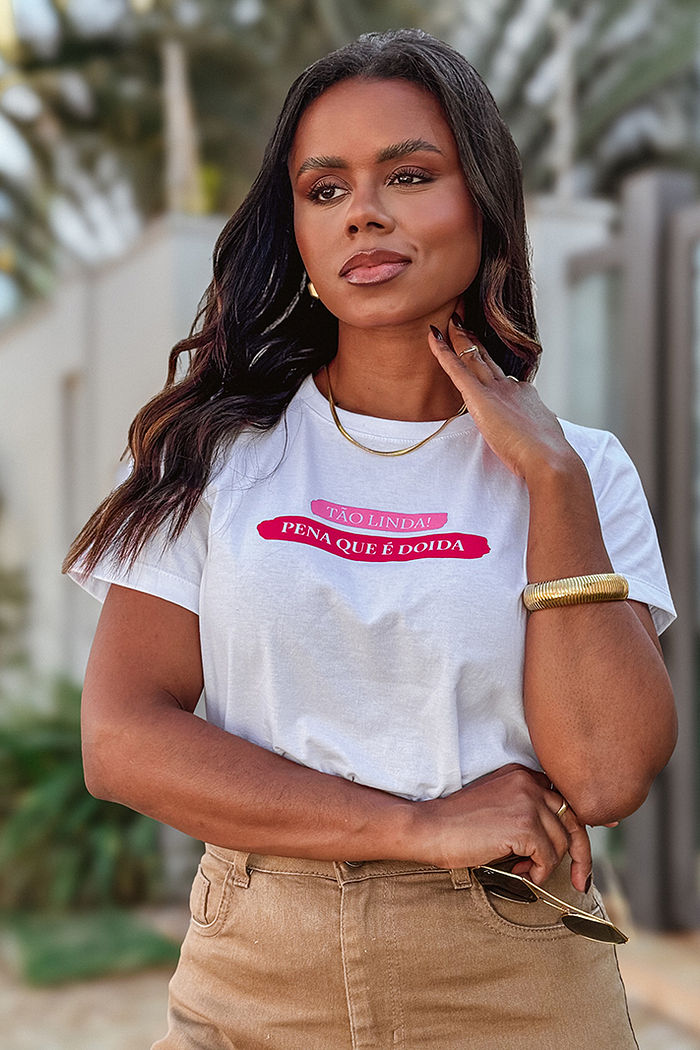 T-Shirt Tão linda! Pena que é doida DTF - Neve