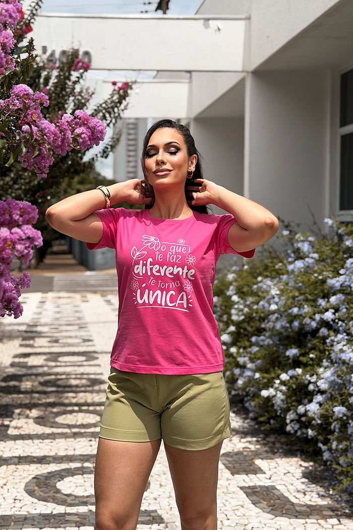 T-Shirt O que te faz diferente DTF - Barbie