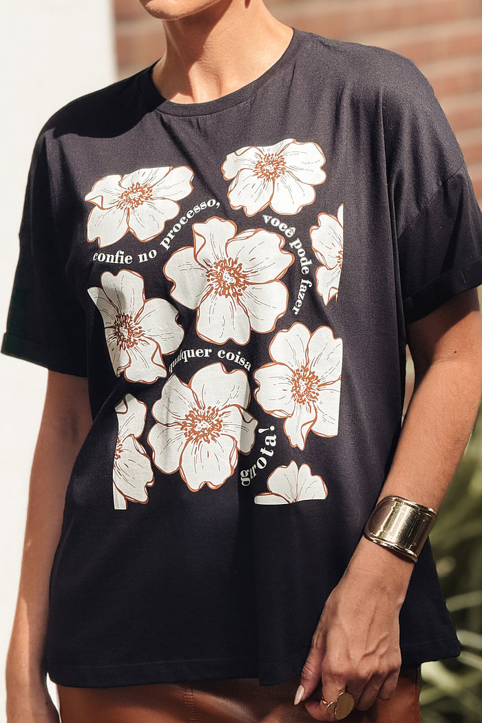 Oversized feminina Flores - Confie no processo DTF - Preto