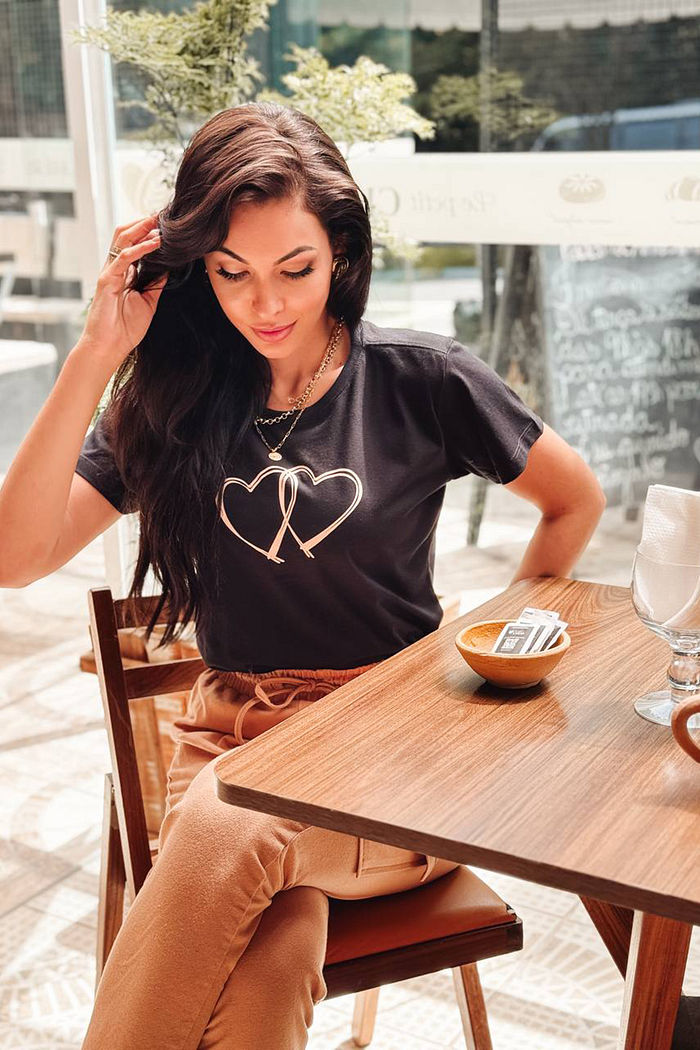 T-Shirt Dois corações minimalistas - Preto