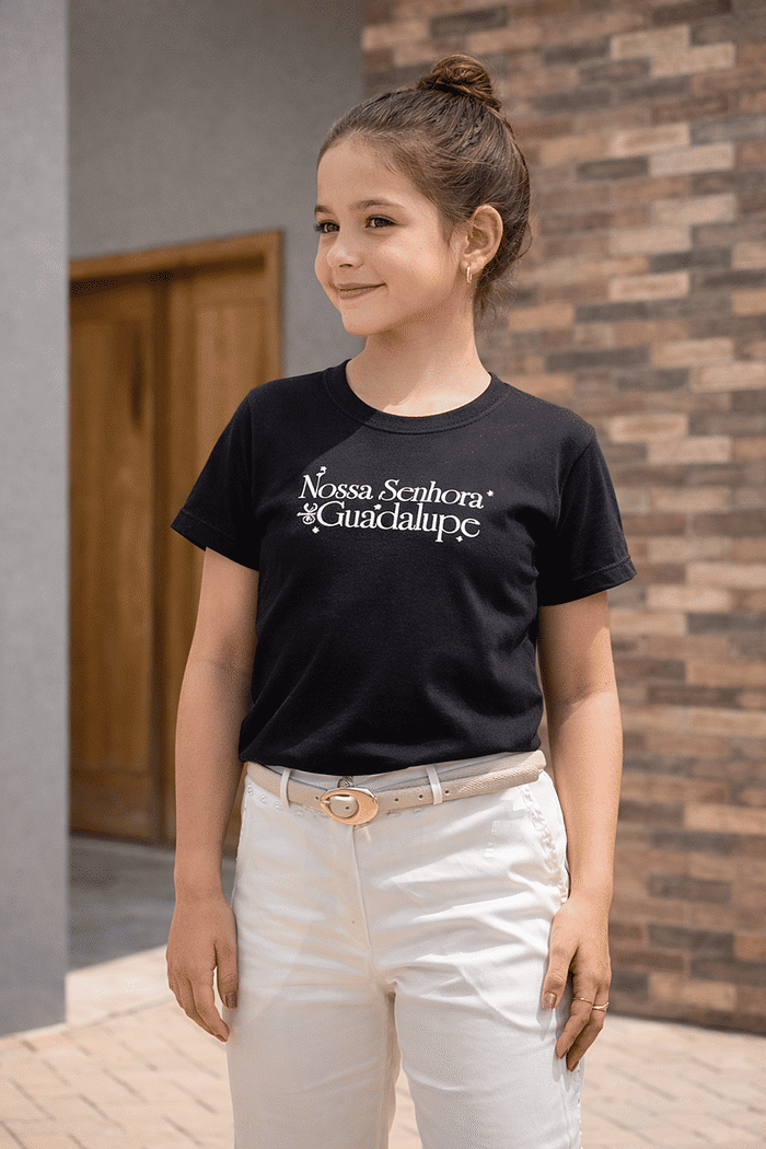 T-Shirt Infantil Não estou eu aqui - N.S. Guadalupe DTF - Preto