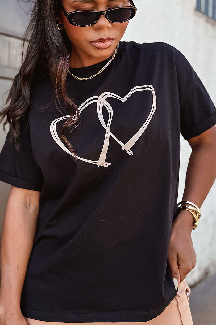 Oversized feminina Dois corações minimalistas DTF - Preto