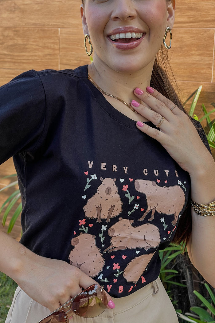 T-Shirt Very cute capivara - Preto