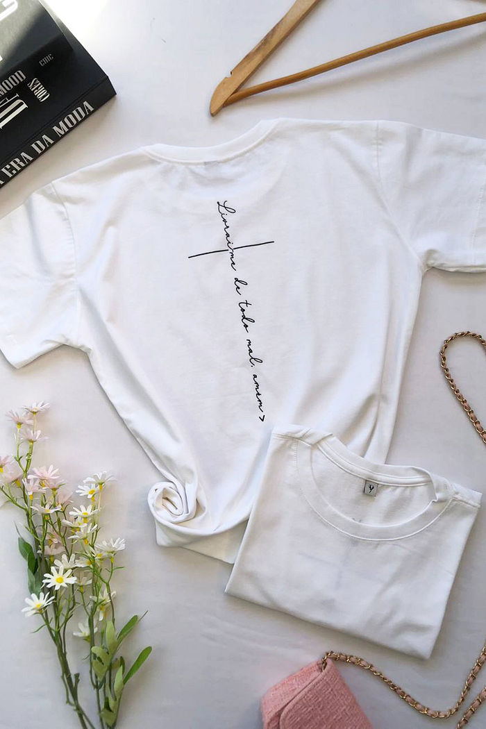 T-Shirt Livrai-me de todo mal (nas costas) - Neve