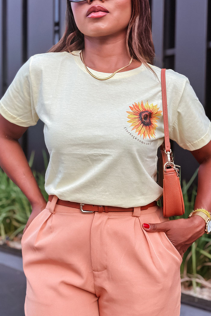 T-Shirt Floresça como um girassol - Manteiga