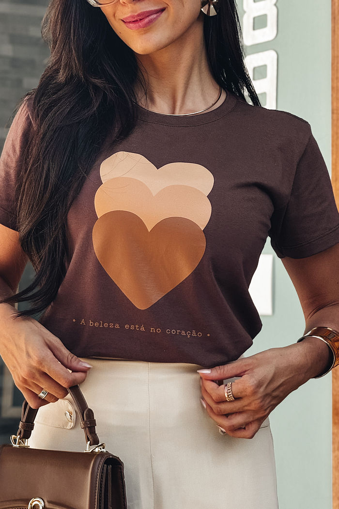 T-Shirt A Beleza está no coração DTF - Marrom