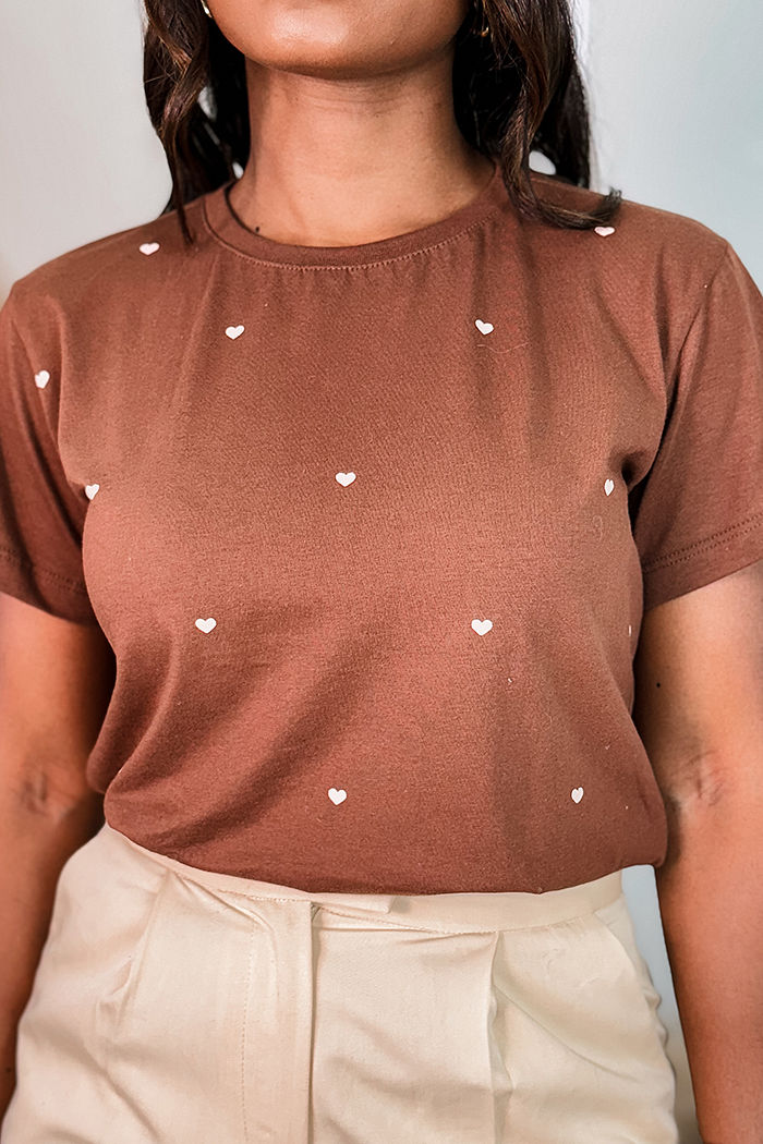 T-Shirt Corações pequenos poá - Marrom