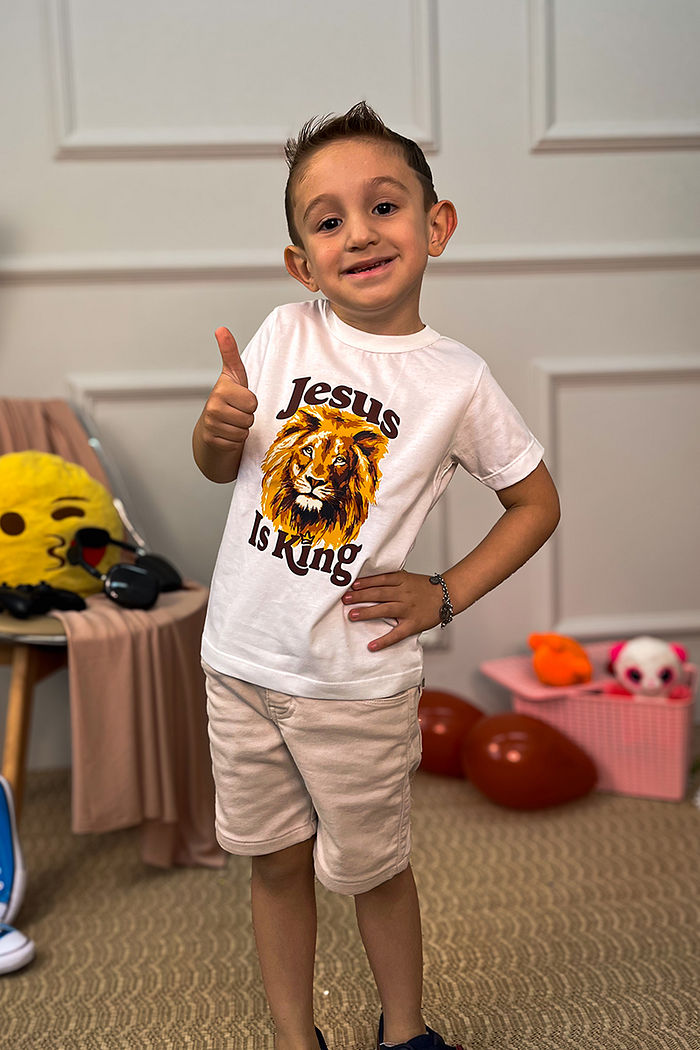 Camiseta Infantil Jesus is King DTF - Neve