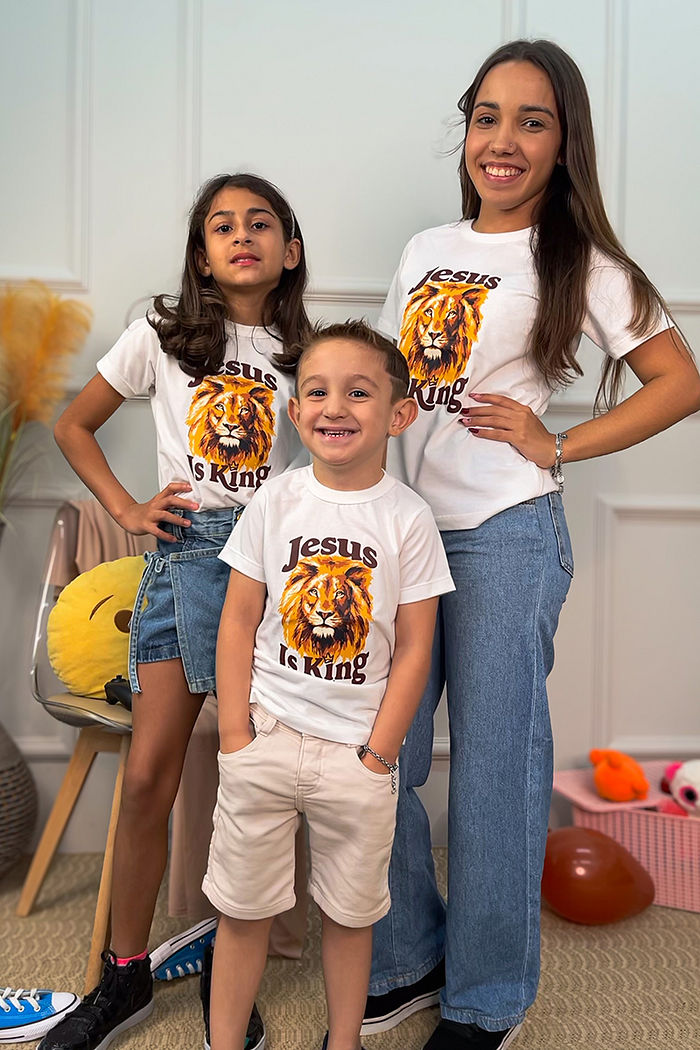 Camiseta Infantil Jesus is King DTF - Neve