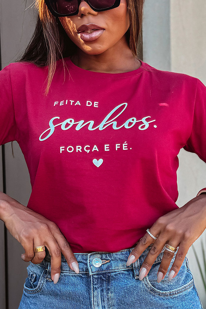 T-Shirt Feita de sonhos, força e fé - Bordô