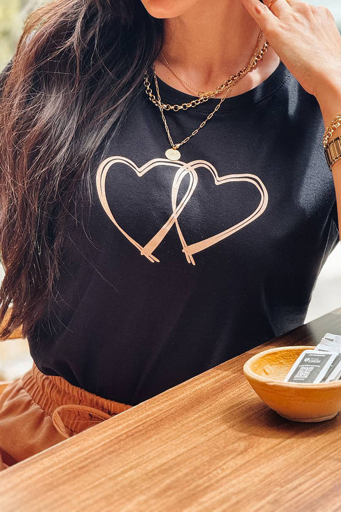 T-Shirt Dois corações minimalista - Preto