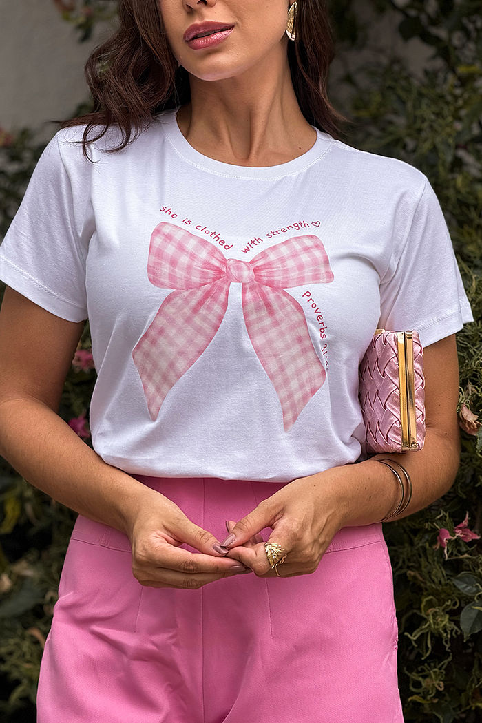 T-Shirt Laço - She is Chothed DTF - Neve