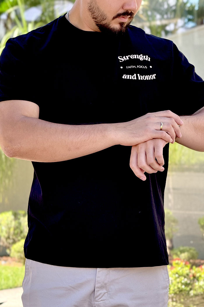 Max Tee Unissex Strength faith, focus and honor - Preto