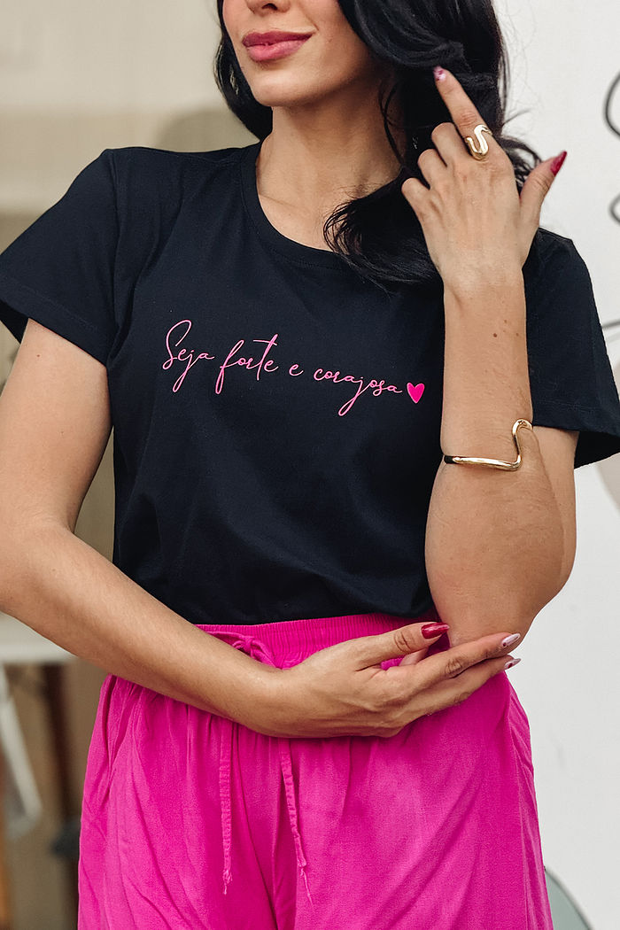 T-Shirt Seja forte e corajosa - Preto