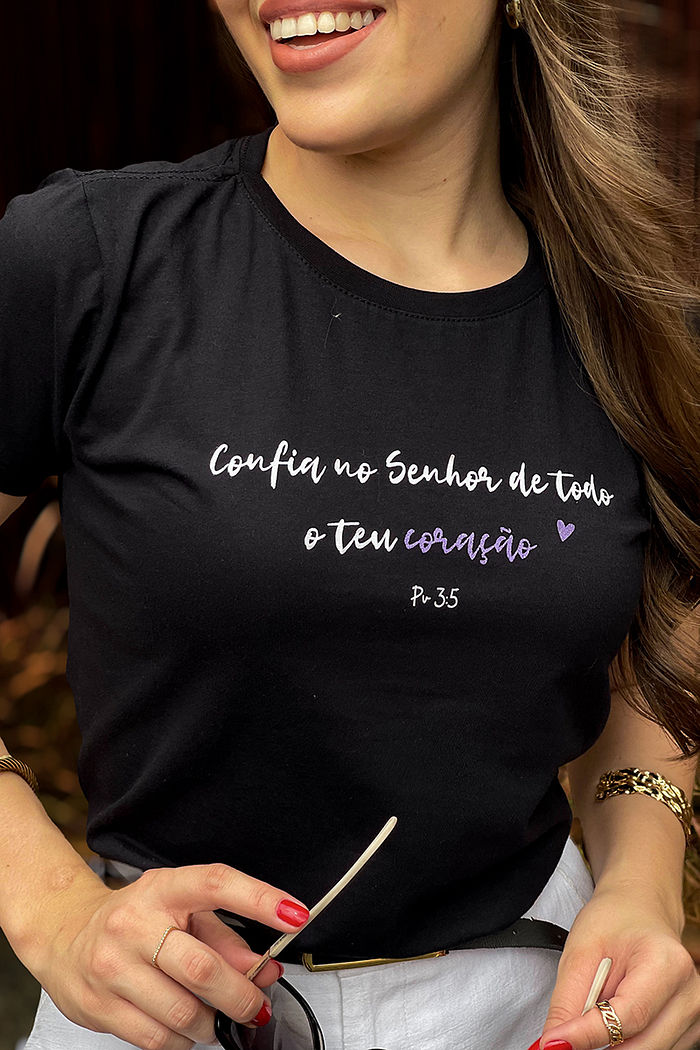 T-Shirt Confia no Senhor de todo o teu coração - Preto