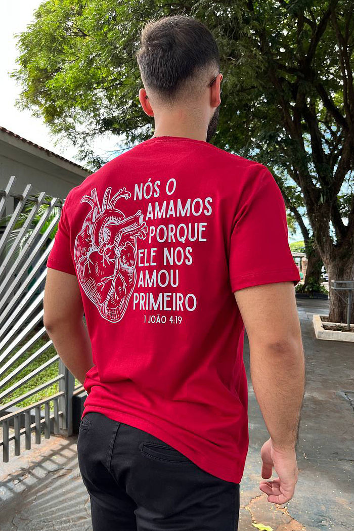 Max Tee Ele nos amou DTF - Rubi