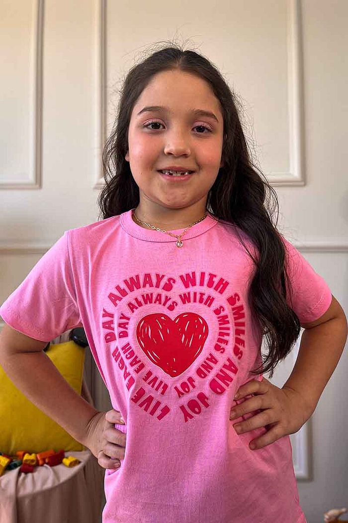 T-Shirt Infantil Corações letras DTF - Rosa Chiclete