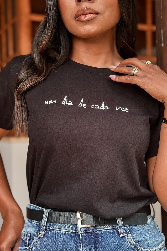 T-Shirt Um dia de cada vez AR - Preto