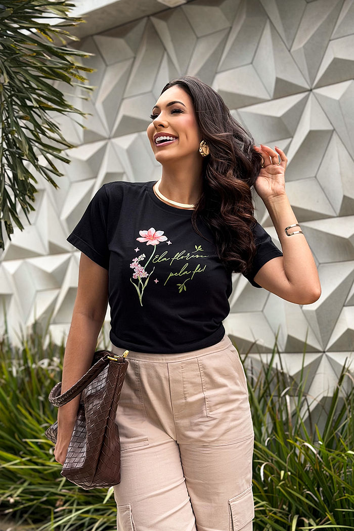 T-Shirt Ela Floresce pela fé DTF - Preto