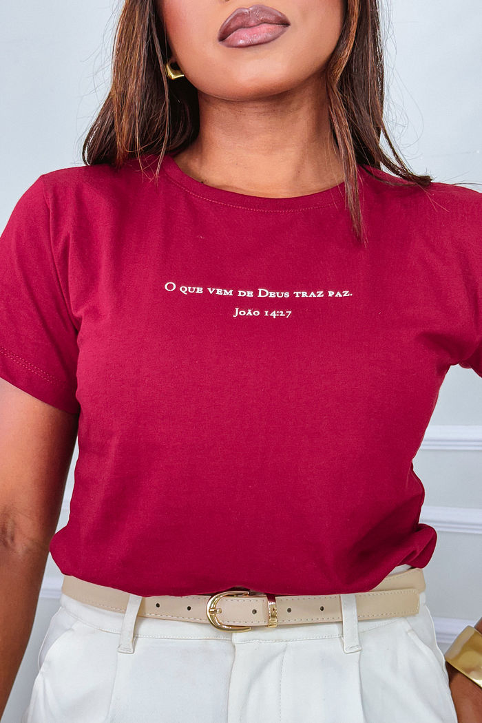 T-Shirt O que vem de Deus traz paz AR - Bordô