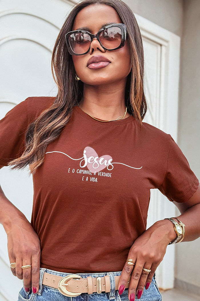 T-Shirt Jesus é o Caminho, a Verdade e a Vida - Marrom