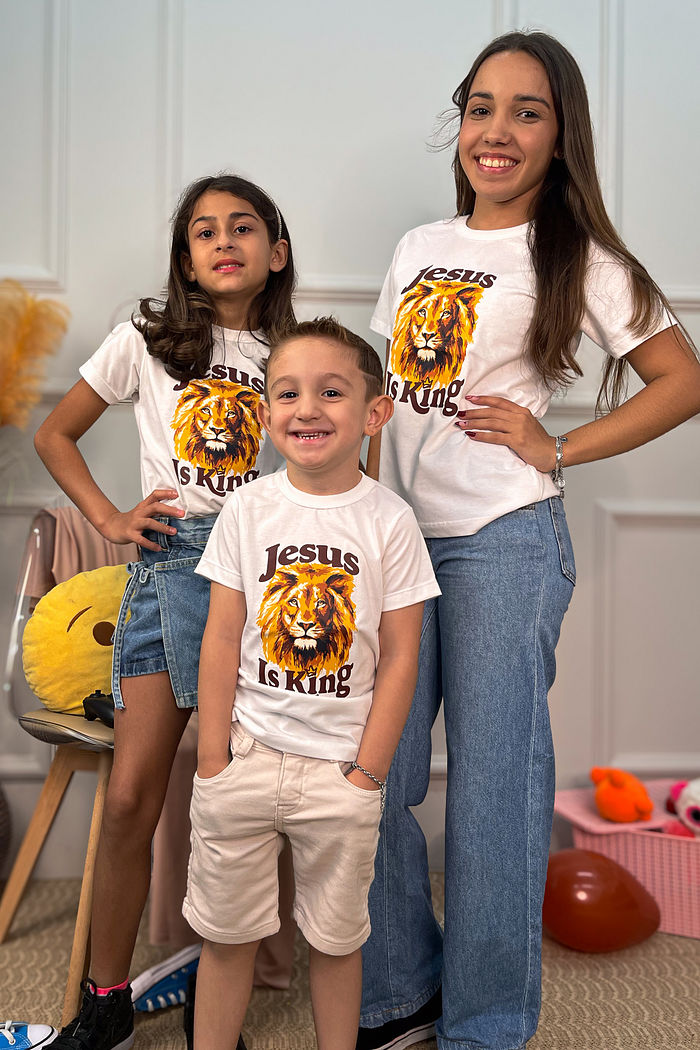 T-Shirt Infantil Jesus is King DTF - Neve