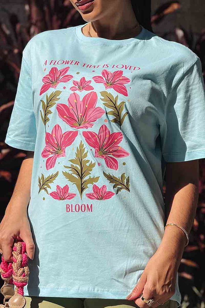 Max Tee Unissex A Flower that is loved blooms DTF - Azul Claro