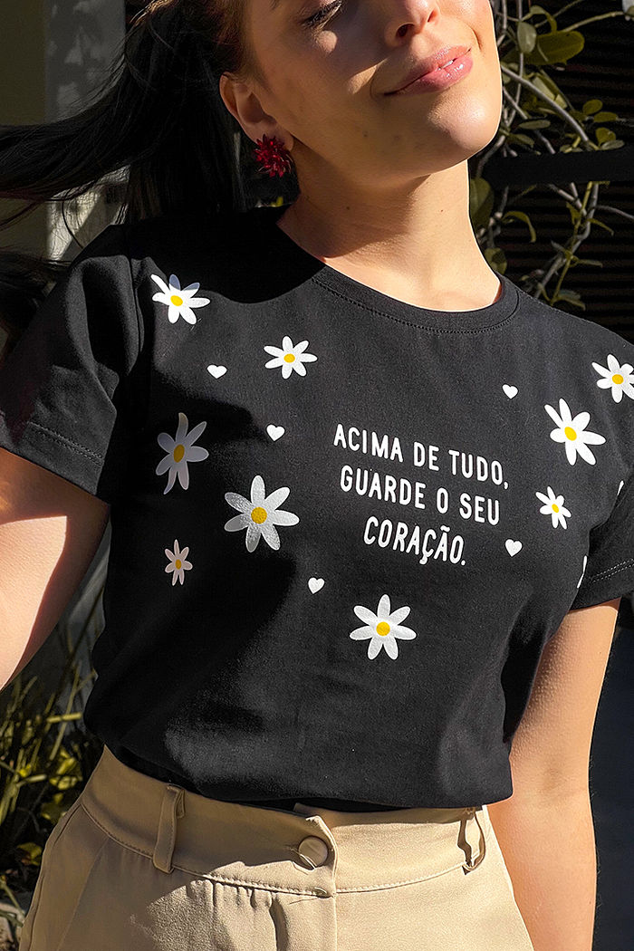 T-Shirt Acima de tudo, guarde o seu coração - Preto