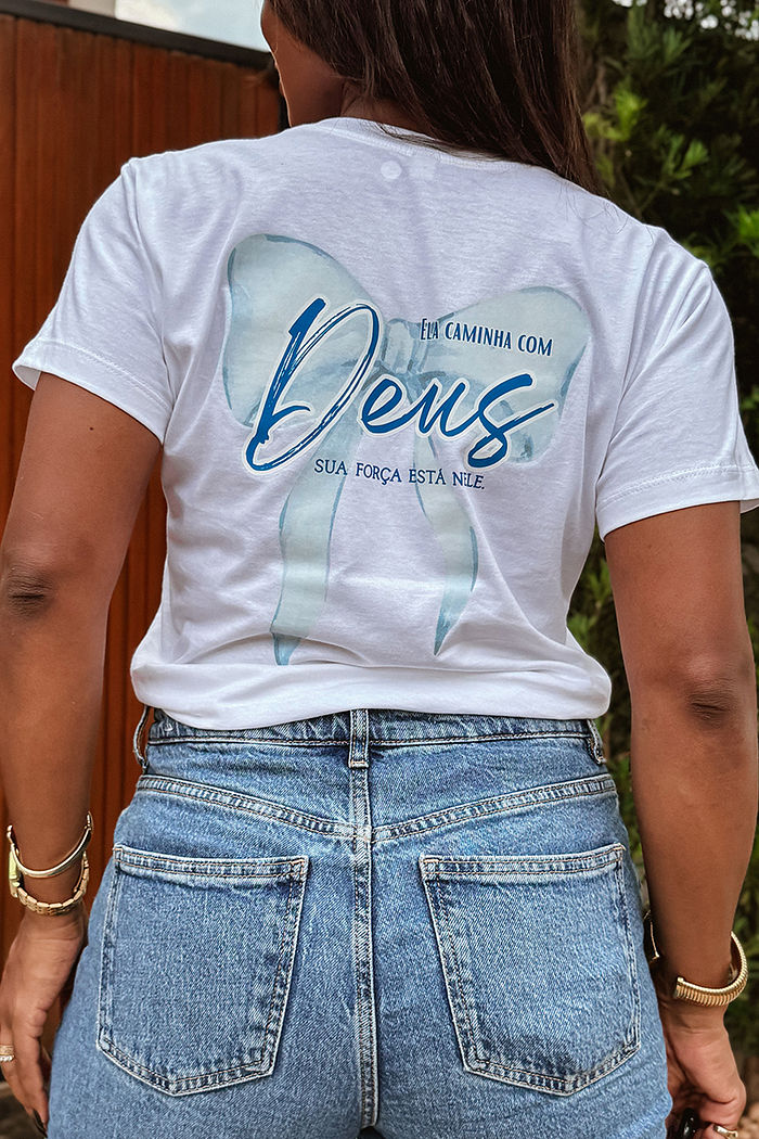 T-Shirt Ela caminha com Deus DTF - Neve