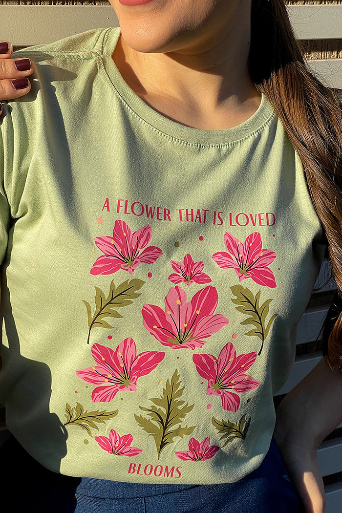 T-Shirt A flower that is loved blooms DTF - Verde chá