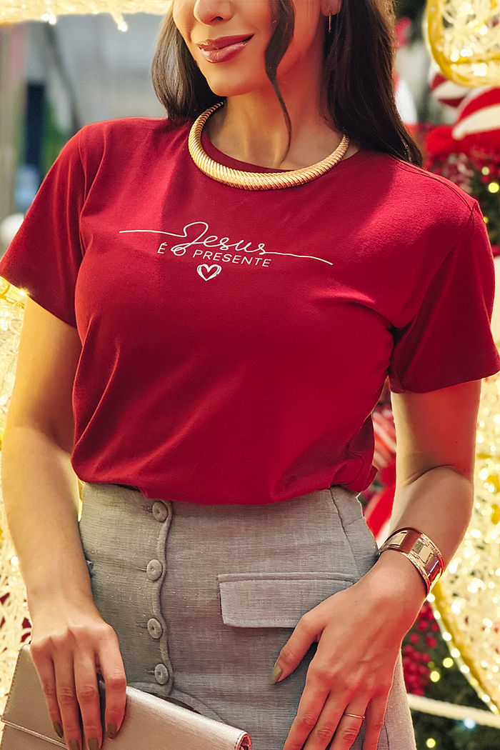 T-Shirt Jesus é o presente AR - Bordô