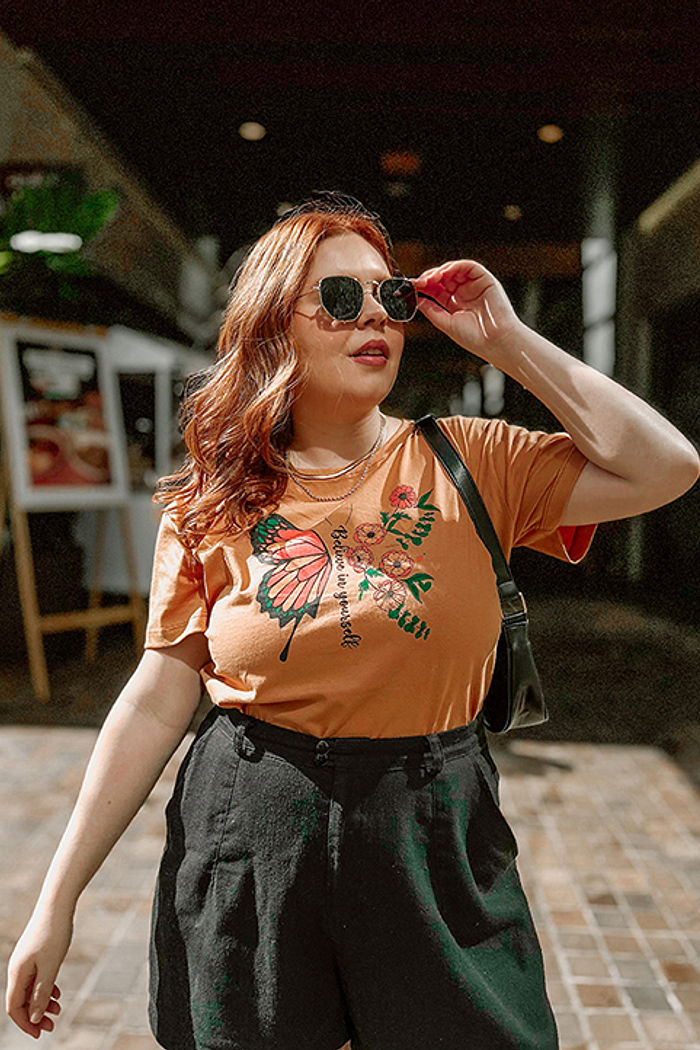 T-Shirt Believe in yourself borboleta - Caramelo