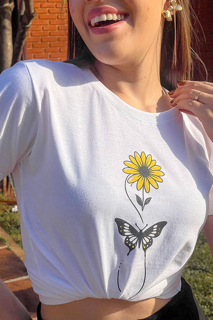 T-Shirt Girassol e Borboleta - Neve