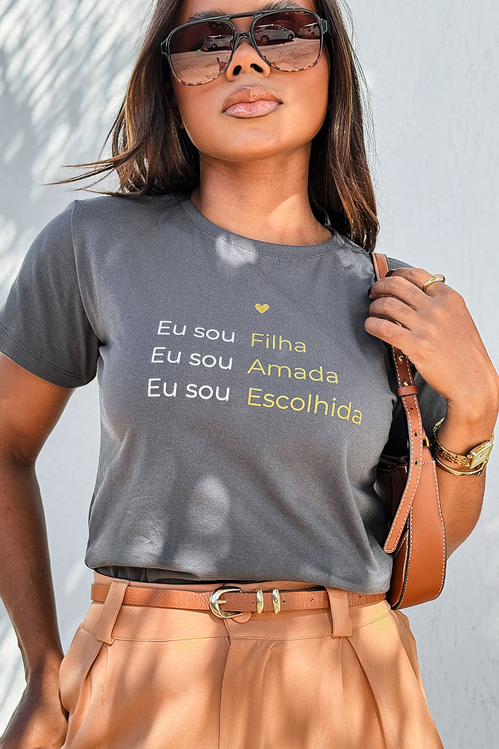 T-Shirt Eu sou filha, amada, escolhida - Chumbo
