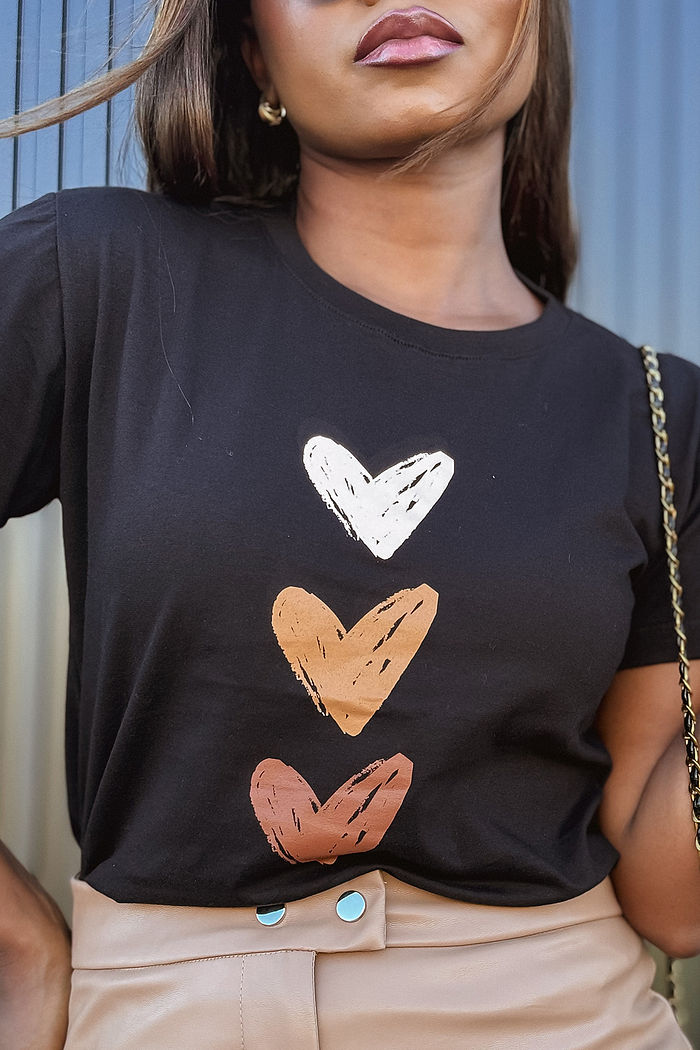 T-Shirt Três corações na vertical - Preto