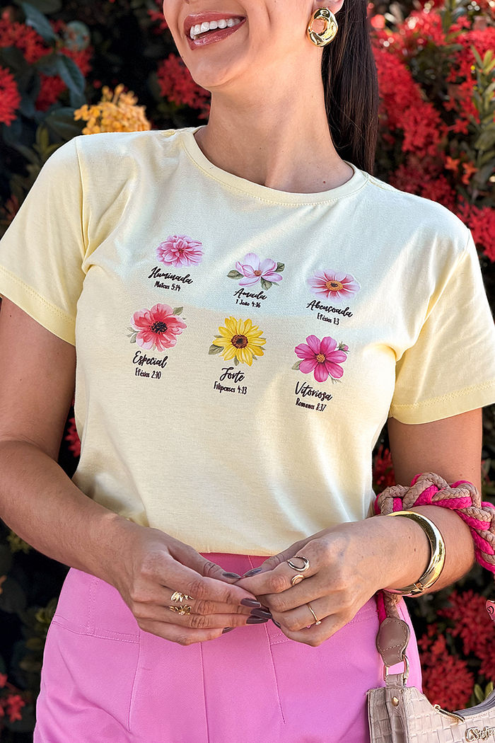 T-Shirt Iluminada, amada, abençoada - Flores DTF - Manteiga