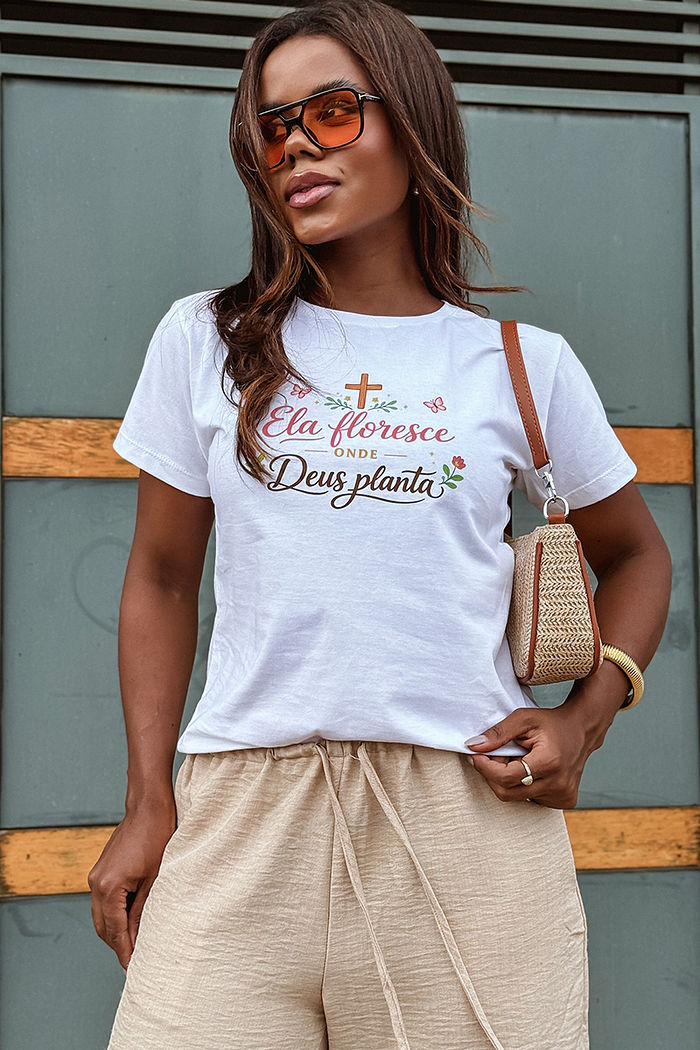 T-Shirt Ela floresce onde Deus planta DTF - Neve