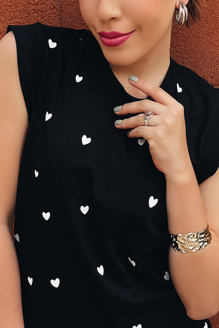 Muscle tee Corações desenhados poá Preto