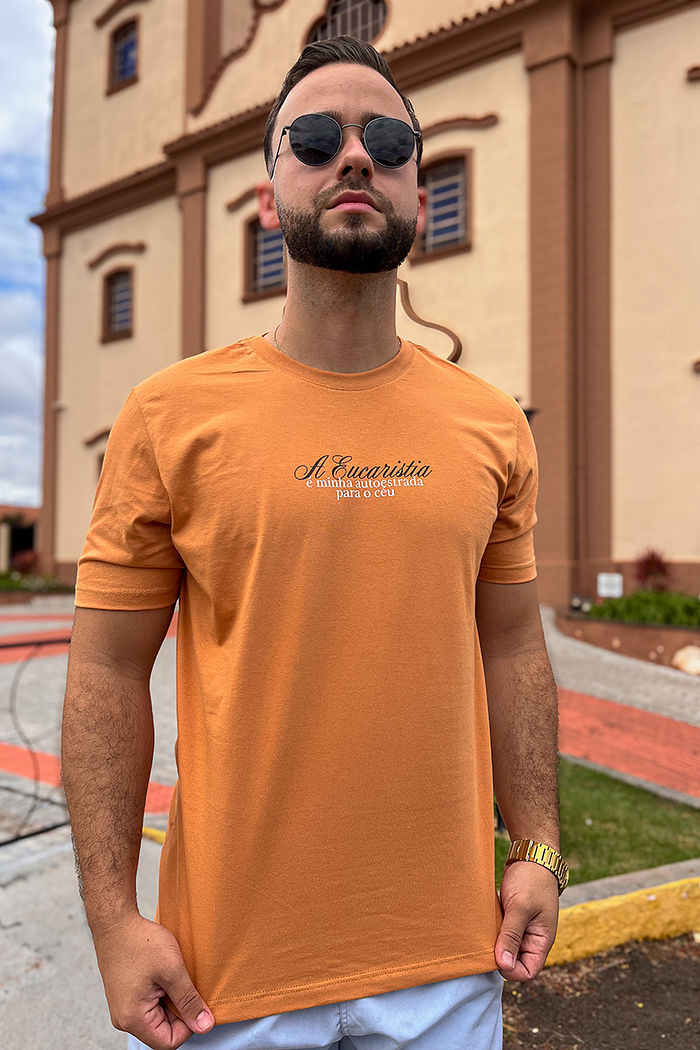 Max Tee A Eucaristia - Carlo Acutis DTF - Caramelo