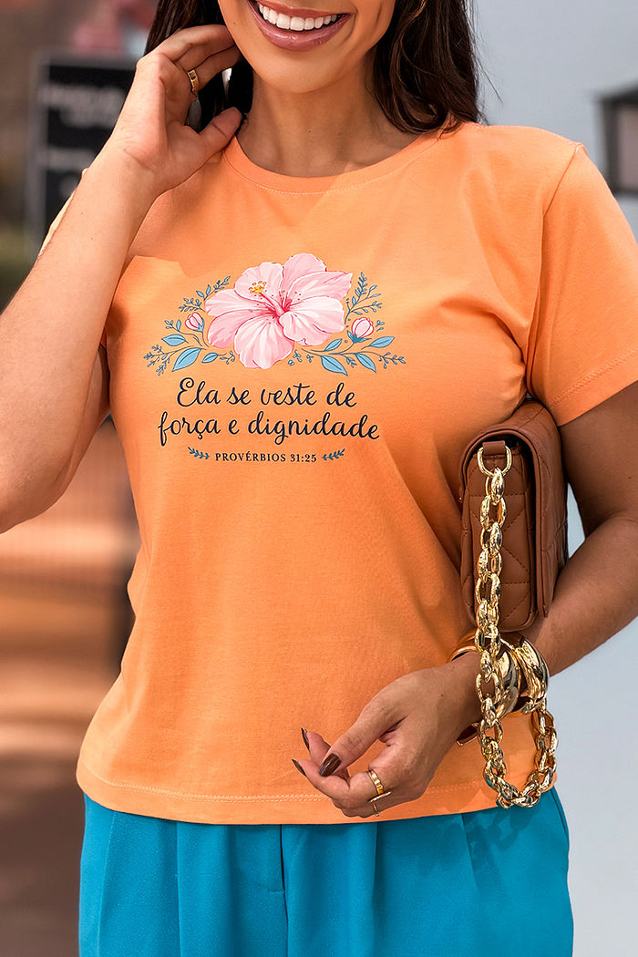 T-Shirt Ela se veste de força e dignidade DTF - Tangerina