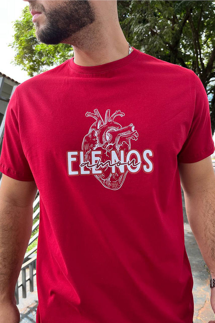 Max Tee Ele nos amou DTF - Rubi