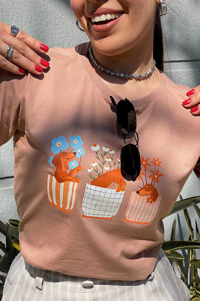 T-Shirt Salsichinhas entre flores DTF - Bege