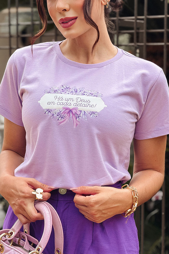 T-Shirt Há um Deus em cada detalhe DTF - Lavanda