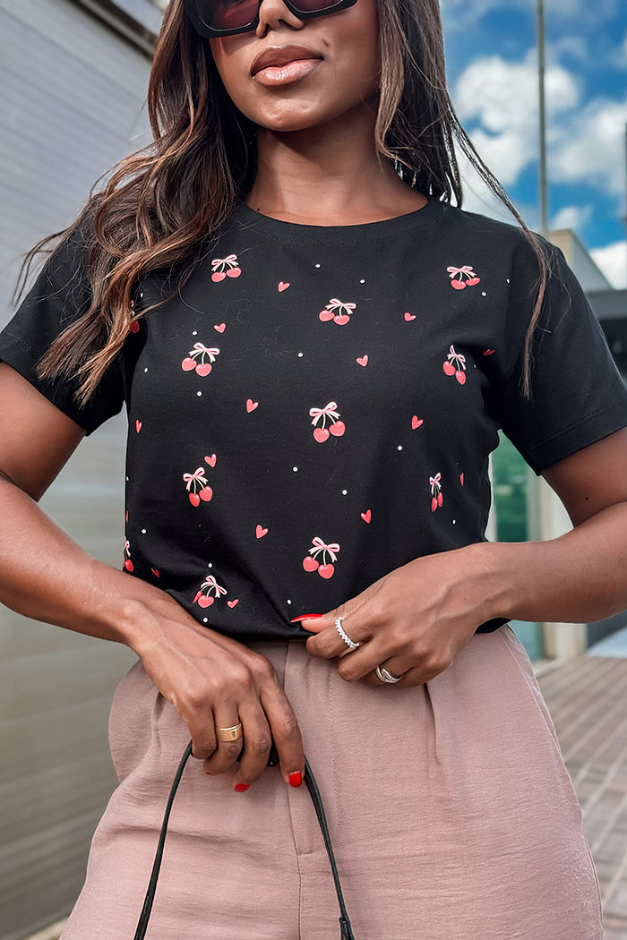 T-Shirt Cerejas e corações poá DTF - Preto