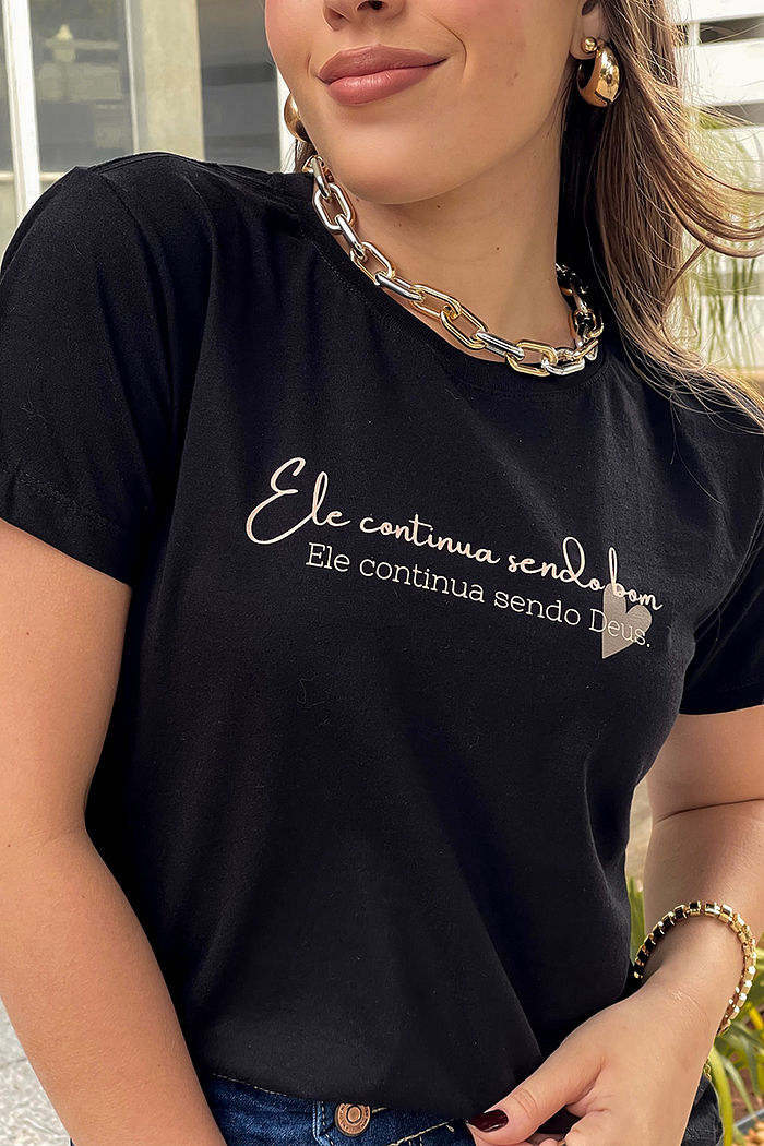 T-Shirt Ele continua sendo Deus - Preto