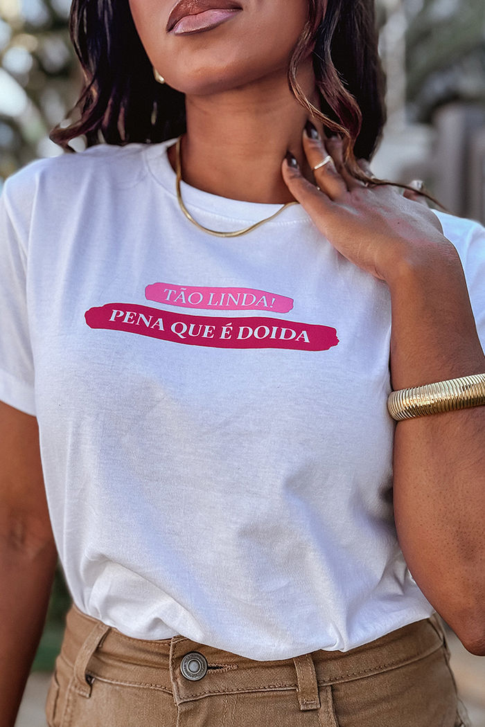T-Shirt Tão linda! Pena que é doida DTF - Neve