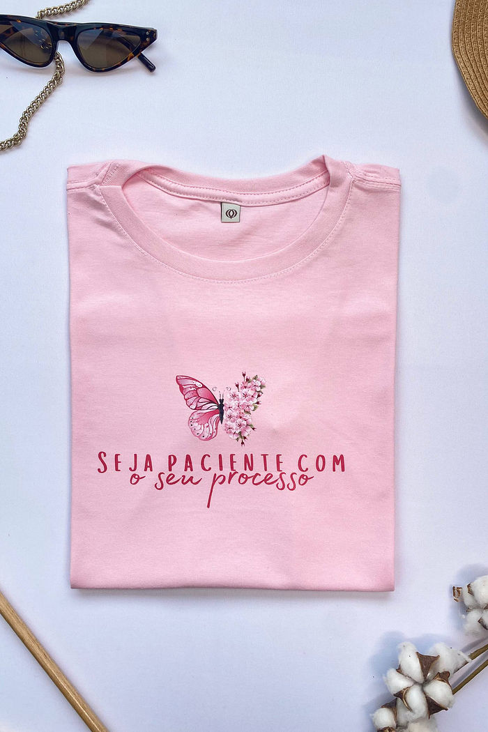 T-Shirt Seja paciente DTF - Rosa bebê